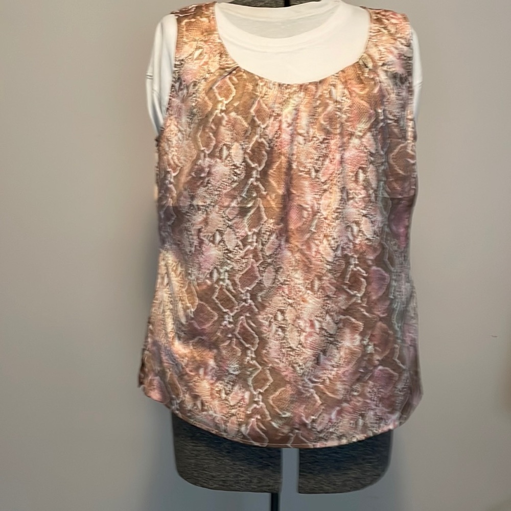 Top. Chico’s. Size 2. Multicolored pink. Excellent condition.